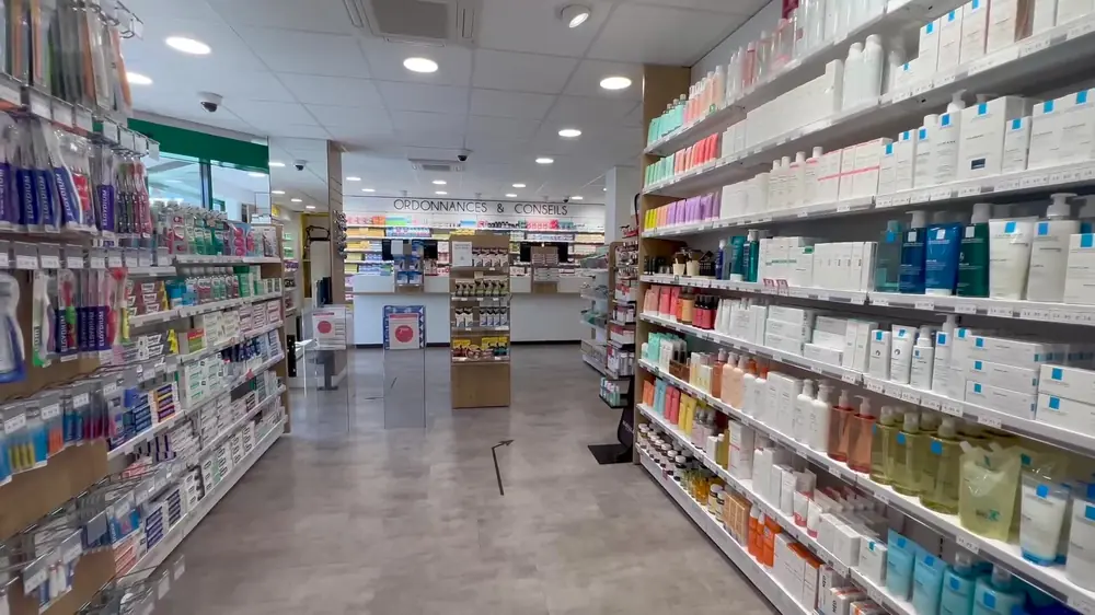 L'allée centrale de la pharmacie, vers le comptoir des ordonnances