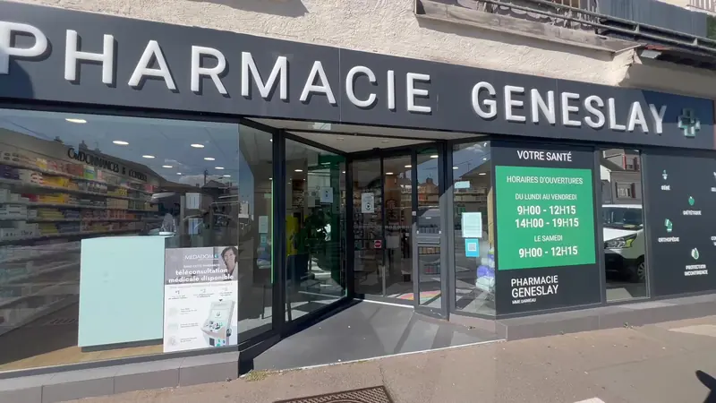 La devanture : le bandeau « Pharmacie Geneslay » et le panneau vert des horaires