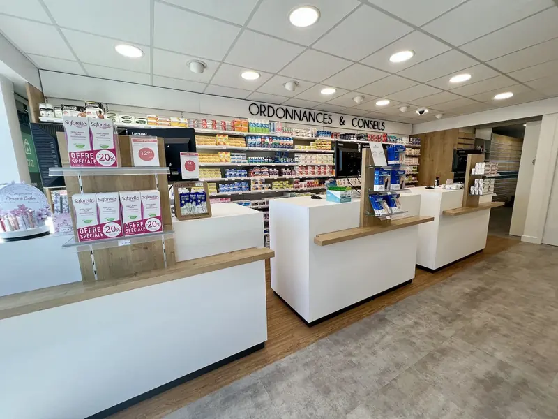 Les comptoirs sous le mur « Ordonnances & Conseils »